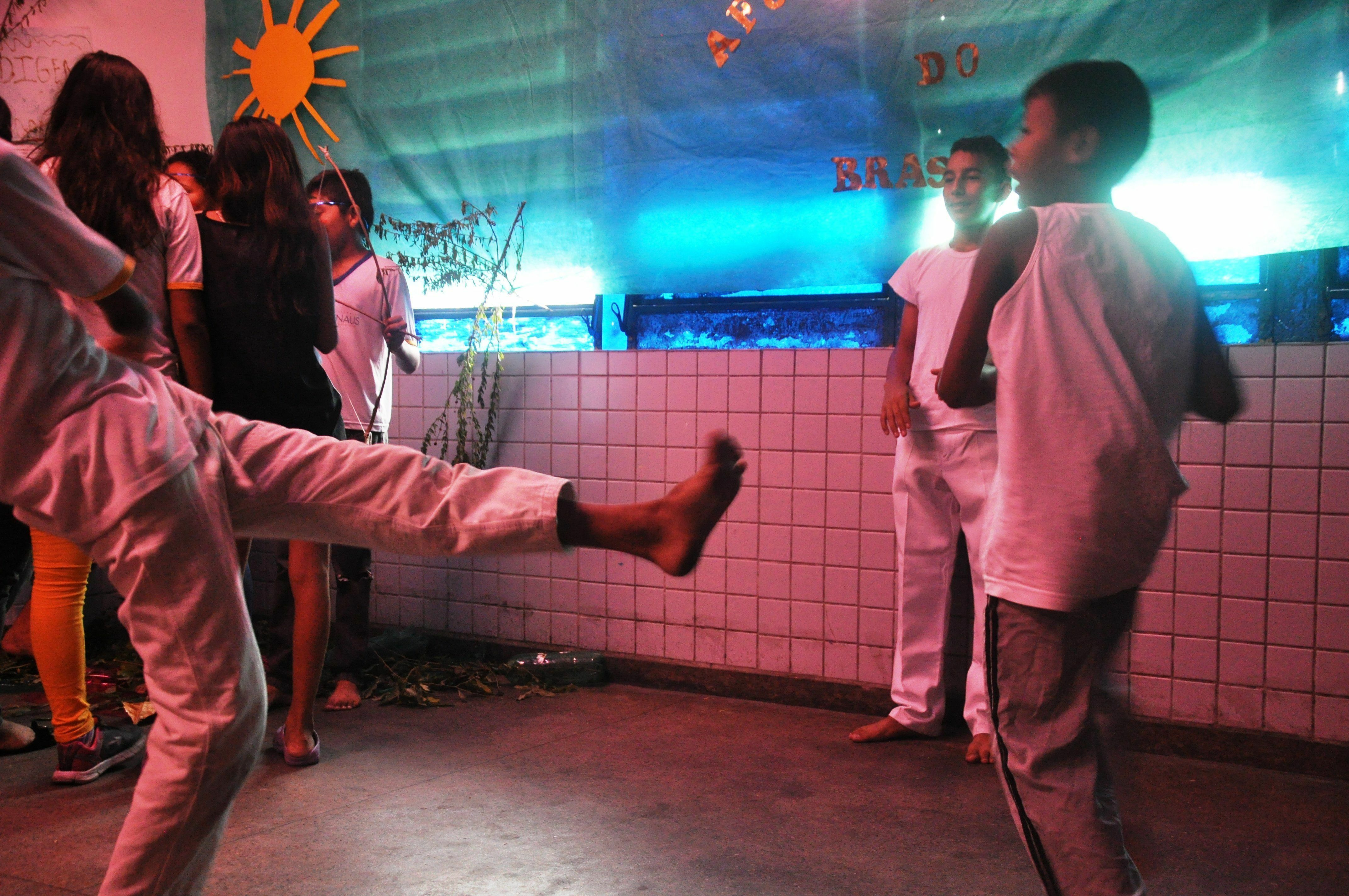 Alunos do 7° Ano jogaram capoeira, em alusão à cultura africana